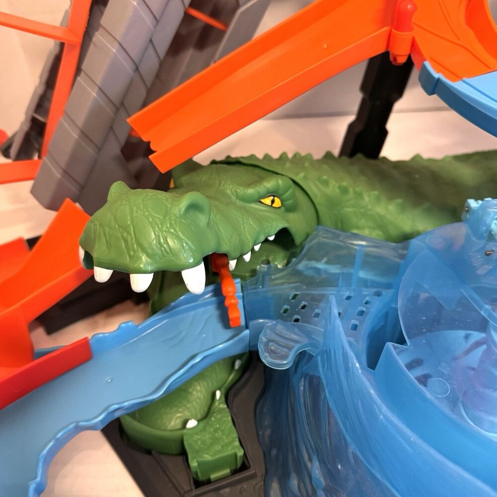 HOT WHEELS Ultimate Gator Car Wash Playset with 1 Color Shifter Car (Bx X) - Picture 6 of 9